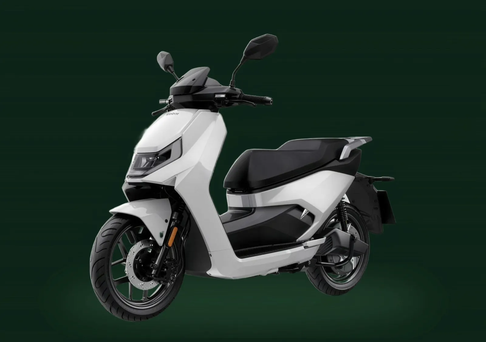 La F600 blanca y negra en tres cuartos sobre un fondo verde profundo.